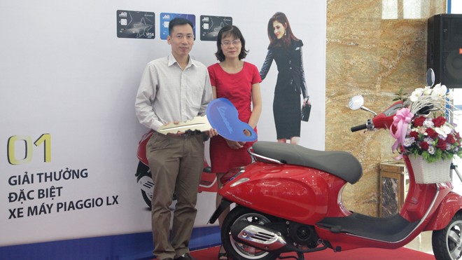 MB trao thưởng khách hàng trúng xe Piaggio LX MB trao thưởng khách hàng trúng xe Piaggio LX
