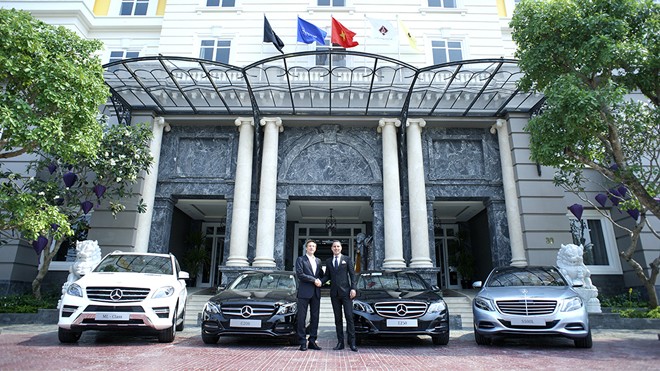 Mercedes-Benz Việt Nam bàn giao xe E-Class cho Hotel Royal Hội An Đại diện Mercedes-Benz và đại diện Royal Hội An.