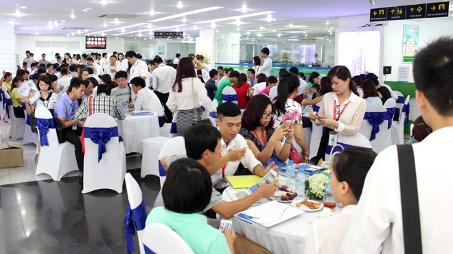 CENGROUP tri ân khách hàng lên tới 3 tỷ đồng Khách hàng đến tìm hiểu các dự án bất động sản tại STDA