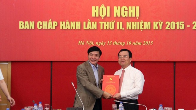 Ông Nguyễn Quốc Khánh giữ chức vụ quyền Bí thư Đảng ủy PVN Đồng chí Bùi Văn Cường (trái) trao quyết định Quyền Bí thư Đảng ủy Tập đoàn đến đồng chí Nguyễn Quốc Khánh