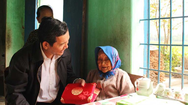 Phú Yên: Chú trọng chăm sóc người cao tuổi Lãnh đạo tỉnh luôn quan tâm người cao tuổi (Ảnh- Kim Chi)