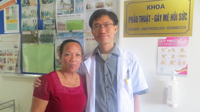 Gặp người phụ nữ chiến đấu kiên cường với ung thư dạ dày Bệnh nhân Ngoan chụp cùng Ths.Bs Lê Văn Lễ trong ngày tái khám định kỳ
