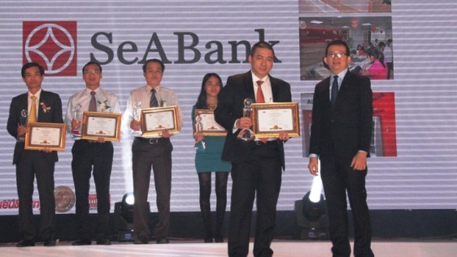 SeABank liên tiếp nhận 3 giải thưởng trong tháng 11/2015 Ban tổ chức trao giải thưởng “Top 100 sản phẩm/dịch vụ được Tin & Dùng năm 2015” cho đại diện SeABank