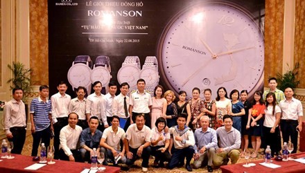 Ra mắt đồng hồ đặc biệt “Tự hào đất nước Việt Nam” Hai câu thơ nổi tiếng được khắc bằng công nghệ cao cấp tại đáy đồng hồ thể hiện hào khí chiến thắng Trận Như Nguyệt trước quân Tống như còn vang mãi trong tâm khảm của những người con Đất Việt. Buổi lễ mang lại thật nhiều dư vị đặc biệt, vừa lâng lâng xúc