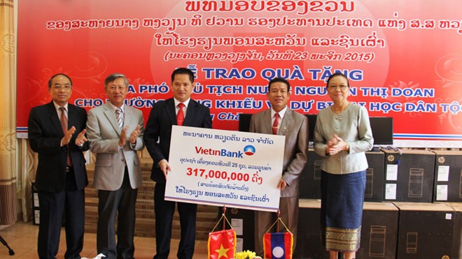 Hoạt động từ thiện của VietinBank tại Lào Ông Lê Quốc Nam - Tổng Giám đốc VietinBank Lào (thứ ba từ trái sang) trao từ thiện tại Trường năng khiếu - dự bị đại học