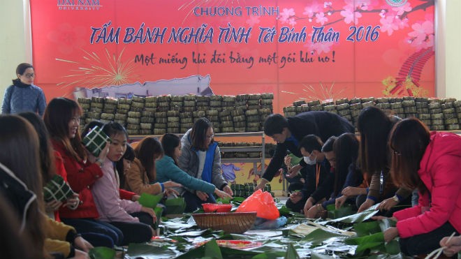 1.000 'tấm bánh nghĩa tình' trường Đại Nam trao người khó khăn Tấm bánh nghĩa tình là một chương trình thường niên của Thầy, trò
trường Đại học Đại Nam mỗi dịp Tết đến