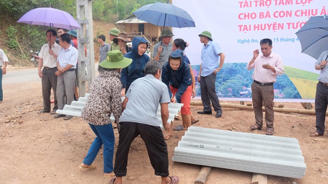 Tài trợ tấm lợp cho bà con bị thiên tai ở Nghệ An Tài trợ tấm lợp cho bà con bị thiên tai ở Nghệ An