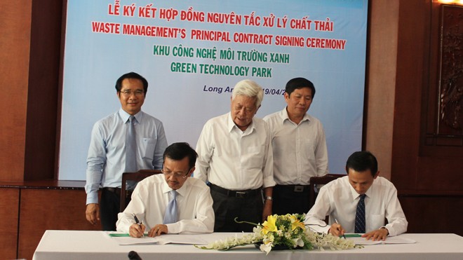 VWS và Long An ký kết hợp đồng nguyên tắc xử lý chất thải Lễ ký kết hợp đồng nguyên tắc xử lý chất thải giữa VWS và Sở Tài nguyên và Môi trường Long An - đại diện UBND tỉnh Long An