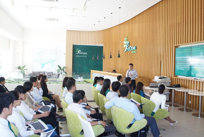 SCC đạt chứng nhận “Doanh nghiệp bất động sản tiêu biểu Vnrea 2015” Công tác đào tạo luôn được SCC chú trọng nhằm cập nhật kiến thức, nâng cao nghiệp vụ tư vấn cho đội ngũ nhân lực tại PhoDong Village