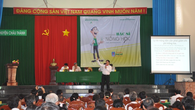 “Bác sĩ nông học” xắn tay lo hạn mặn
Các chuyên gia hướng dẫn, khuyến cáo bà con nông dân sử dụng các biện pháp canh tác, giống phù ứng phó với tình trạng hạn mặn ở ĐBSCL.