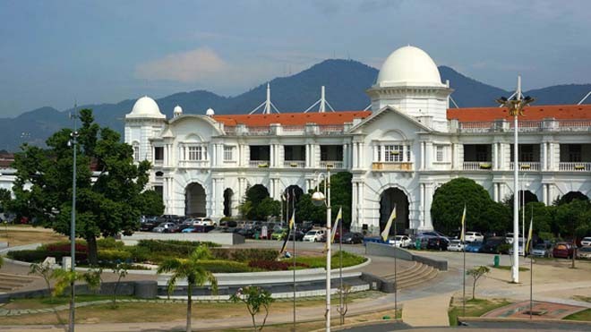 Ipoh - điểm du lịch mới nổi ở Malaysia Ga xe lửa của Ipoh vào đầu thế kỷ 20 được biết đến với tên gọi Tah Mahal nhờ những vòm mái nhà màu trắng tuyệt đẹp.