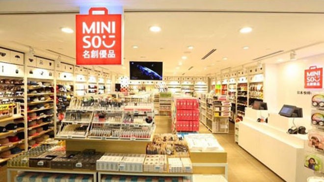 Thêm một đại gia bán lẻ Nhật Bản vào Việt Nam Miniso là thương hiệu bản lẻ hàng tiêu dùng ứng dụng thời trang của Nhật Bản, sẽ vào thị trường Việt Nam bằng hình thức nhượng quyền thương hiệu bởi tập đoàn Lê Bảo Minh.