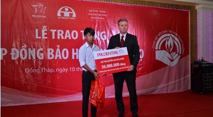 Trao quyền lợi hợp đồng bảo hiểm cho trường hợp đầu tiên tại Đồng Tháp Đại diện Công ty Prudential trao nhận quyền lợi bảo hiểm chi trả cho gia đình khách hàng Lê Thị Phụng