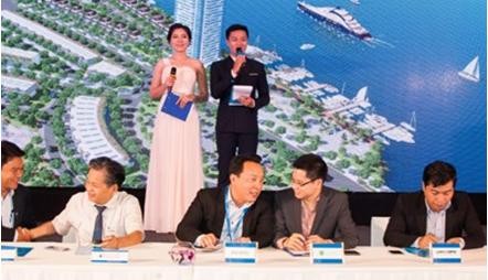 Marina Complex - khu đô thị thông minh đầu tiên tại Việt Nam Ông Trần Ngọc Thành - Tổng giám đốc Đất Xanh Miền Trung và Ông Nguyễn Đức Tài - Tổng giám đốc Lumi Việt Nam tại lễ ký kết hợp tác.