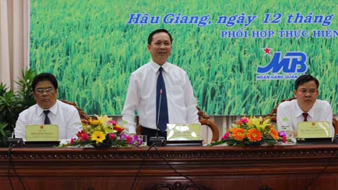 Agribank đề xuất giải pháp đẩy mạnh đầu tư tín dụng sản xuất nông nghiệp Chủ trì Hội thảo: ông Sơn Minh Thắng, Phó Trưởng Ban Thường trực Ban Chỉ đạo Tây Nam Bộ; ông Đào Minh Tú, Phó Thống đốc NHNN; ông Trương Cảnh Tuyên, Phó Chủ tịch UBND tỉnh Hậu Giang.