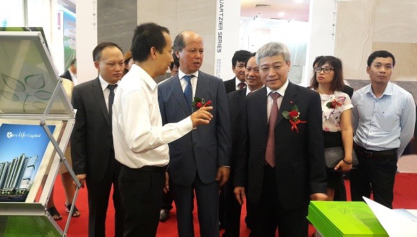 Căn hộ xanh EcoLife tạo sức hút tại VNREA EXPO Hà Nội 2016 Tổng giám đốc Capital House Đỗ Đức Đạt giới thiệu các giải pháp công trình xanh với Thứ trưởng Bộ Xây dựng Bùi Phạm Khánh, Chủ tịch VNREA Nguyễn Trần Nam cùng các lãnh đạo UBND TP Hà Nội tại Triển lãm