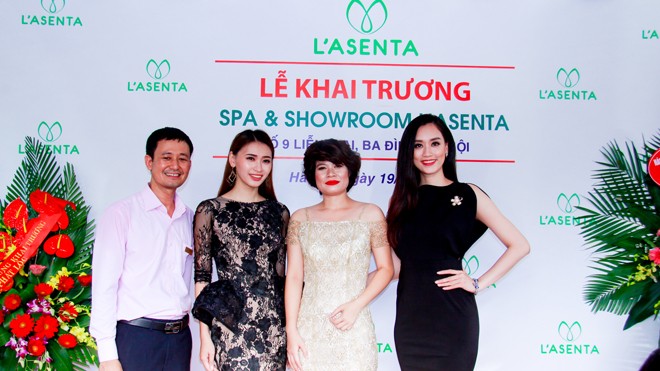 Sao Việt ưa chuộng làn da an toàn và khoẻ đẹp. Nhà sáng lập – Chủ tịch Hội đồng quản trị hãng Đoàn Thị Nguyên Hương (thứ 2 từ trái sang) cùng các sao trong ngày khai trương.