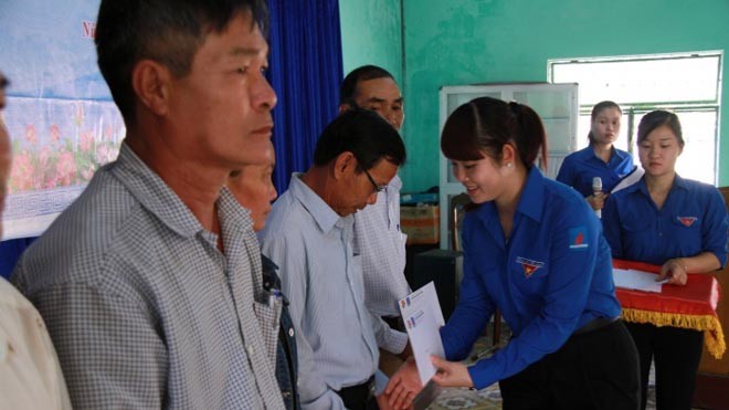 Ngày hội tuổi trẻ đền ơn đáp nghĩa 2016 Bí thư Đoàn Thanh niên Tập đoàn Dầu khí Quốc gia Việt Nam Vũ Thị Thu Hương tặng quà cho các gia đình chính sách tại xã Tam Nghĩa, huyện Núi Thành, Quảng Nam.