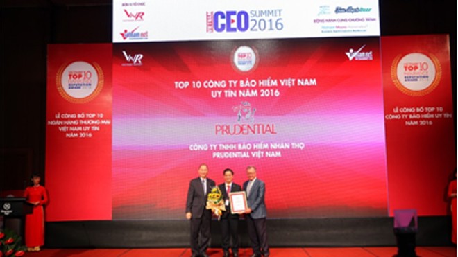 Prudential lọt top 5 công ty bảo hiểm uy tín nhất Việt Nam năm 2016 Ông Bùi Quang Nam - Giám đốc phát triển kinh doanh khu vực miền Bắc của Prudential (đứng giữa) nhận giải từ Ban tổ chức