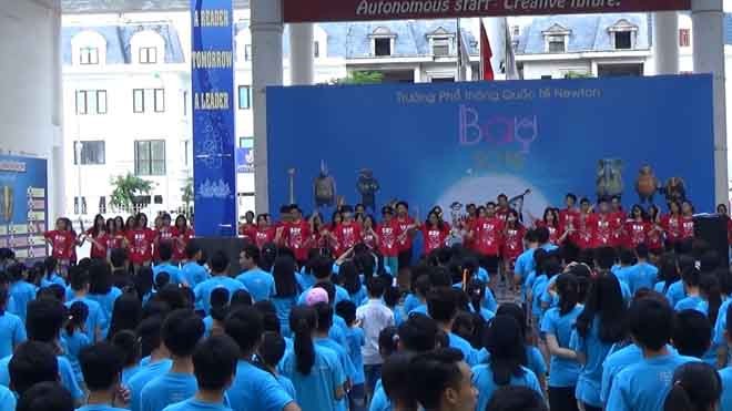Teen Newton cháy hết mình trong “Bay 2016” Màn nhảy mở đầu chương trình của Câu lạc bộ lãnh đạo trẻ “Team Newton Leads” - 2016