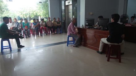Lương y đất Cảng chữa hàng nghìn người thoát khỏi bệnh gout Nhờ uy tín trong điều trị, lượng bệnh nhân đến lấy thuốc rất đông.