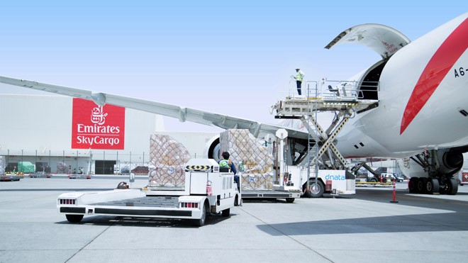 Emirates SkyCargo đưa hàng Việt đi khắp thế giới Emirates SkyCargo đang bốc dỡ hàng hoá
