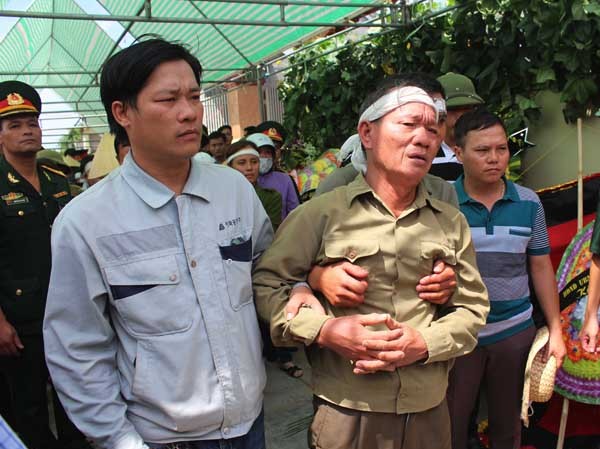 Tiễn biệt người lính công binh quả cảm Ông Cao Xuân Hùng, bố đại úy Cao Xuân Tú đau đớn trước cú sốc quá lớn.