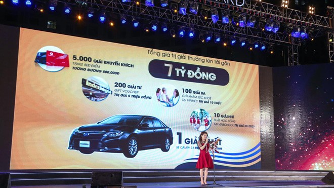 Ngất ngây với đêm nhạc “hát trong mưa” cực chất của dàn showbiz Việt Bà Nguyễn Trần Như Hoa – Giám đốc điều hành VinID – phát biểu khai mạc chương trình