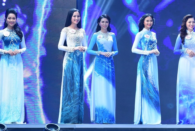 Hoa hậu Việt Nam tỏa sáng trong tà áo dài Thái Tuấn Khán giả mãn nhãn với những chiếc áo dài mang họa tiết của biển cả trong hai gam màu trắng, xanh chuyển tông tinh tế được các thí sinh thể hiện trong phần thi đầu tiên.