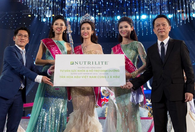 Tân hoa hậu Việt Nam 2016 chinh phục đỉnh cao mới cùng Nutrilite Với sự tư vấn và hỗ trợ dinh dưỡng từ Nutrilite, Tân HH và 2 Á Hậu sẽ ngày càng tỏa sáng trên các đấu trường sắc đep quốc tế.