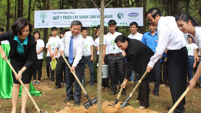 Sau cổ phần hoá, Vinamilk thành doanh nghiệp tỷ đô Vinamilk là doanh nghiệp đi đầu trong việc không chấp nhận liên doanh, chấp nhận cạnh tranh sòng phẳng với các doanh nghiệp nước ngoài vào thị trường Việt Nam