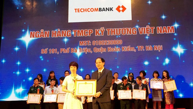 Techcombank lần thứ ba liên tiếp được cục thuế tuyên dương Techcombank lần thứ ba liên tiếp được cục thuế tuyên dương
