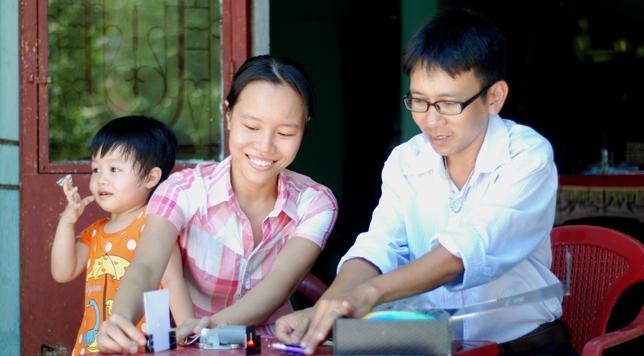 Nhiều trí thức trẻ chung tay đóng góp cho nền giáo dục Hai vợ chồng hai vợ chồng thầy cô giáo Thái Ngọc Ánh và Nguyễn Xuân Hiền đang tham gia chương trình Tri Thức Trẻ Vì Giáo Dục. Nguồn: báo Tuổi Trẻ.