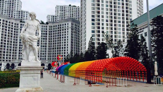 “Vui trăng cùng Vinhomes 2016” “Con đường kết nối nhân ái” tại Royal City được dệt bởi hơn 1,600 chiếc đèn lồng là một trong những “Hành trình nhân ái – kết nối sẻ chia” đầy ý nghĩa