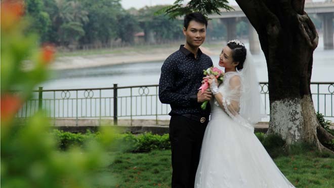 Những hình ảnh đẫm nước mắt trong phim 'Hạnh phúc là sẻ chia' Niềm hạnh phúc của đôi vợ chồng trẻ.