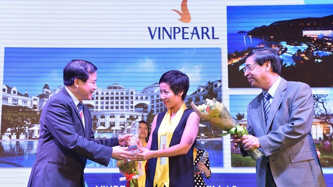 Vinpearl đạt Top 10 danh giá The Guide Awards 2016 Ông Hà Văn Siêu (trái), Phó Tổng cục Trưởng Tổng cục Du lịch và ông Nguyễn Phú Bình, Phó Tổng biên tập Thời báo Kinh tế Việt Nam trao danh hiệu Top 10 The Guide Awards cho đại diện Vinpearl.