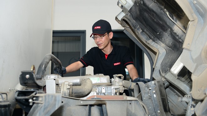 FUSO mời chuyên gia Nhật Bản chăm sóc xe cho khách hàng Chuyên gia Nhật Bản tư vấn sửa chữa, bảo trì các dòng xe FUSO