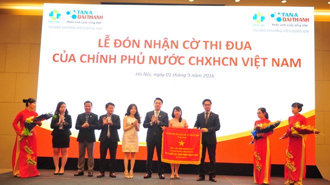 Tân Á Đại Thành đón nhận Cờ thi đua của Chính Phủ Ban lãnh đạo Tập đoàn Tân Á Đại Thành vinh dự đón nhận cờ thi đua của Chính phủ nước CHXHCN Việt Nam