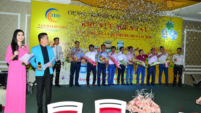 Mỹ phẩm Tân Đại Dương tổ chức hội nghị tri ân khách hàng Ông Đặng Nguyên Phục cùng 9 NPP các tỉnh khu vực Miền Tây nâng ly mừng hội nghị.