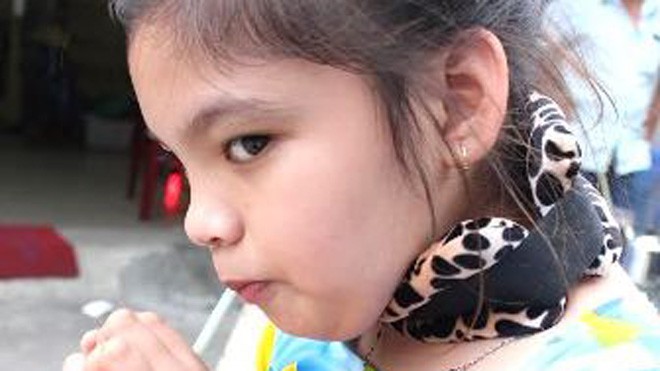 Cháu nội Vua Thành Thái phục hồi kỳ diệu sau ghép tế bào gốc Bé Thanh Tuyền lần đầu tiên có thể tự tay cầm cốc uống nước sau khi ghép tế bào gốc tại Bệnh viện Đa khoa Quốc tế Vinmec Times City.