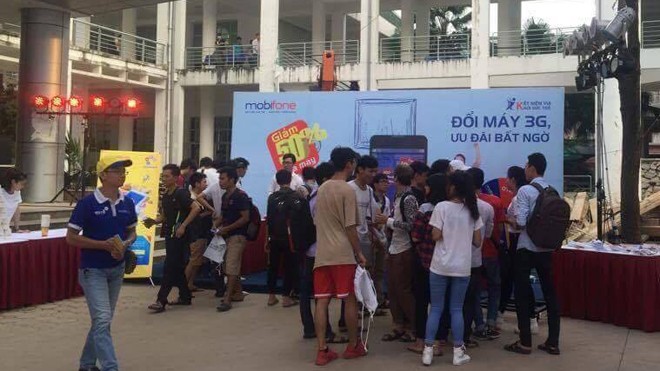 Giới trẻ hai miền háo hức “săn” quà công nghệ “khủng” Các bạn tân sinh viên háo hức chờ đổi máy tại trường đại học Xây dựng (Hà Nội)