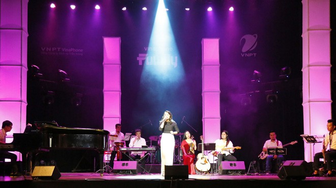 Diva Hồng Nhung, Mỹ Linh thăng hoa trong đêm nhạc tri ân khách hàng của VinaPhone Diva Hồng Nhung, Mỹ Linh thăng hoa trong đêm nhạc tri ân khách hàng của VinaPhone