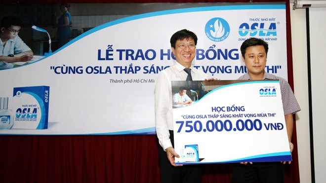 Cùng tân sinh viên vượt qua nghịch cảnh, chinh phục ước mơ Ông Đoàn Sĩ Hiền, Phó Chủ tịch Tập đoàn Dược phẩm Merap - , đơn vị sản xuất và phân phối thương hiệu Thuốc nhỏ mắt Osla - trao tặng số tiền học bổng 750.000.000đ cho đồng chí Phạm Trung Thành, Phó Giám đốc Trung tâm Hỗ trợ và Phát triển Sinh viên Việt Na