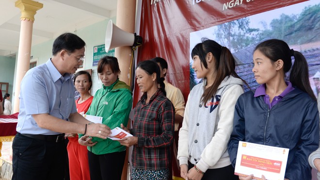 Bảo Tín Minh Châu hỗ trợ 200 triệu đồng cho bà con bị thiên tai tại Quảng Bình Bảo Tín Minh Châu hỗ trợ 200 triệu đồng cho bà con bị thiên tai tại Quảng Bình