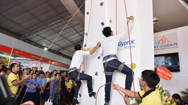 Phan Anh thi tài leo núi nhân tạo tại VietBuild Hà Nội Nam MC trổ tài chinh phục vách núi thạch cao cùng khán giả.