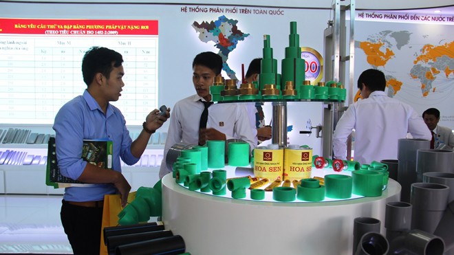 Hoa Sen “tiến quân”sản phẩm ống nhựa ra Bắc Nhân viên kinh doanh Tập đoàn Hoa Sen tận tình tư vấn cho khách tham quan triển lãm.
