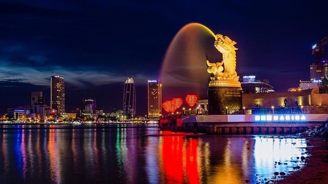 Ai đời... bát phở đội nón lá vươn khơi Lung linh một góc Đà Nẵng trong đêm