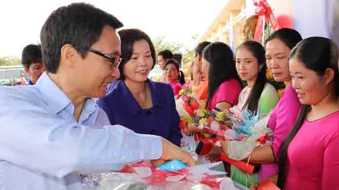 Vinamilk tiên phong mang sữa học đường đến với trẻ em Đắk Nông Phó Thủ tướng Vũ Đức Đam và bà Bùi Thị Hương – Giám Đốc Điều hành Vinamilk tặng quà cho giáo viên xã vùng sâu, vùng xa, khó khăn nhất của tỉnh Đắk Nông