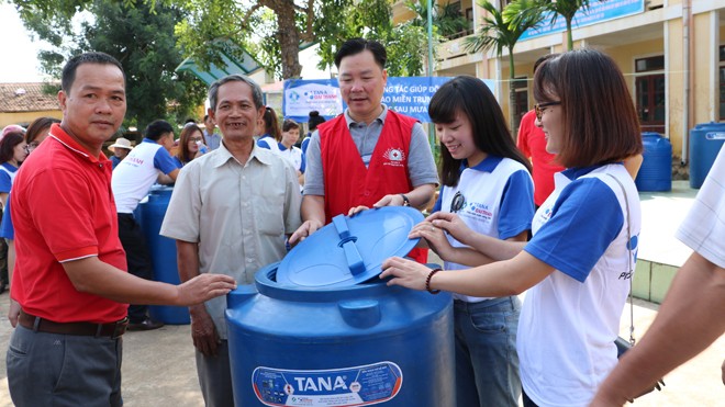Tân Á Đại Thành ủng hộ đồng bào Miền Trung sau trận lũ lịch sử Đại diện Tập đoàn Tân Á Đại Thành trao tặng người dân 50 Bồn nhựa Tân Á