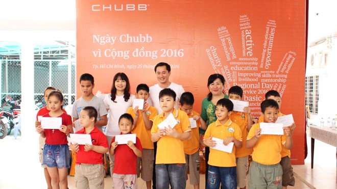 “Ngày Chubb vì Cộng đồng 2016” tại Việt Nam Đại diện Chubb trao những suất học bổng đến các em vượt khó học tốt